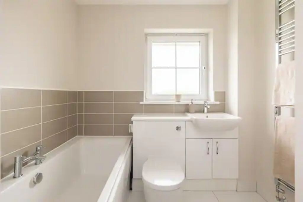 Une salle de bain avec une baignoire, des toilettes et un lavabo.