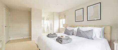 4 Schlafzimmer, Schreibtisch, BĂŒgeleisen/BĂŒgelbrett, kostenloses WLAN