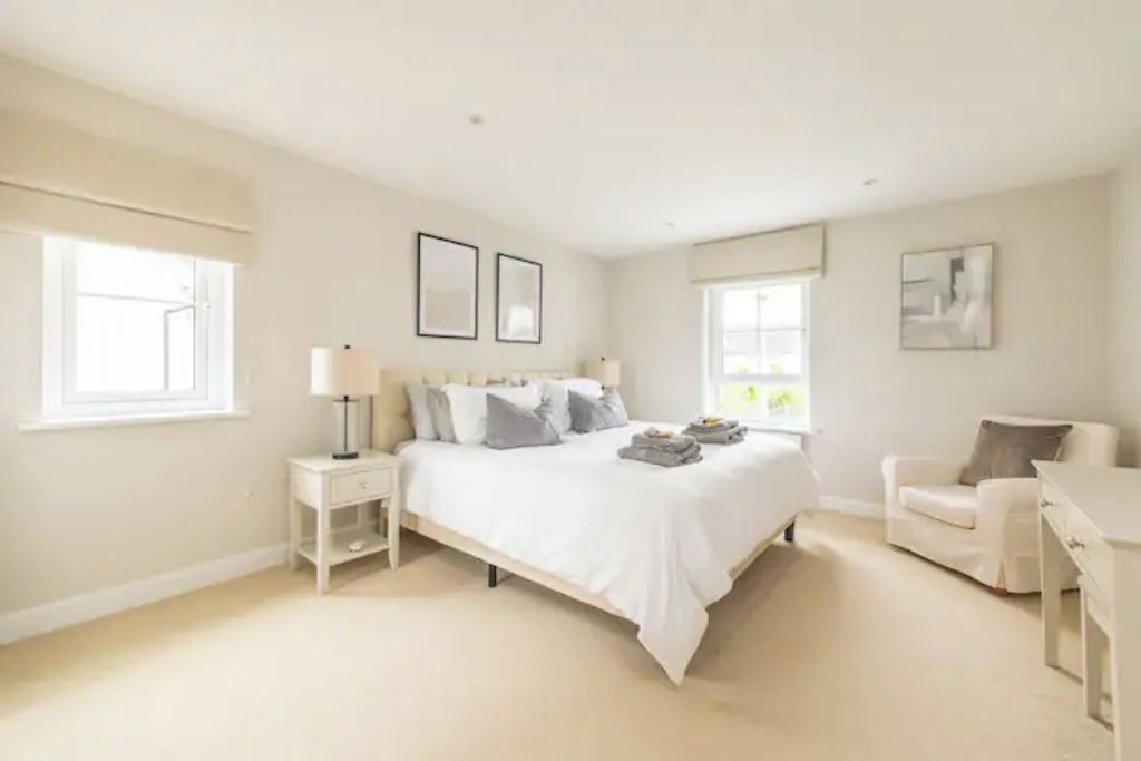 4 bedrooms, desk, iron/ironing board, travel crib