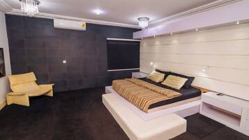 4 bedrooms, iron/ironing board, WiFi, bed sheets