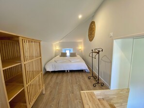 3 chambres, bureau, chambres insonorisées, fer et planche à repasser