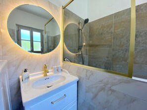 Douche, sèche-cheveux, serviettes fournies, papier toilette