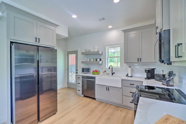 Fridge, microwave, oven, stovetop - Modern Farmhouse with large yard, 3 miles to lake (Cleburne County)