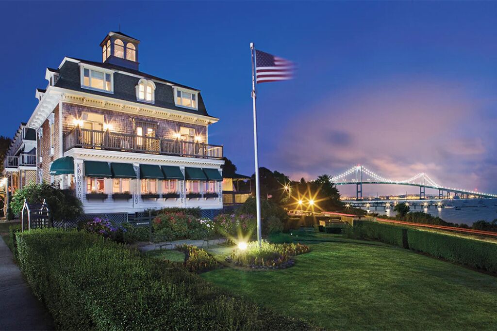 1 Bedroom Suite w/ Kitchenette, overlooking bay, near Newport!!