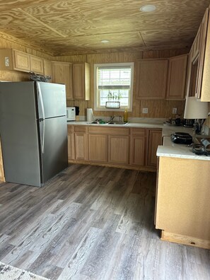 Refrigerador, microondas, cafetera y tetera y utensilios de cocina 