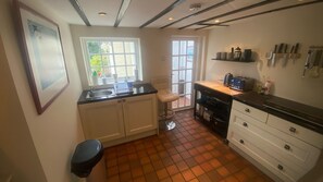 Fridge, microwave, oven, stovetop - Holt, Wrexham nr Chester, welcoming, historical, 3 dbl bedrooms S/C (Holt)