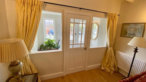 Holt, Wrexham nr Chester, welcoming, historical, 3 dbl bedrooms S/C