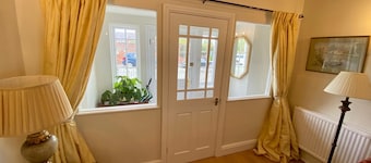 Holt, Wrexham nr Chester, welcoming, historical, 3 dbl bedrooms S/C