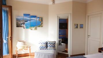 1 soveværelse, pengeskab på værelset, skrivebord, mørklægningsgardiner