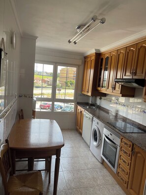 Jääkaappi, mikroaaltouuni, uuni, liesi