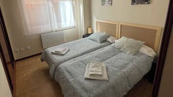 3 bedrooms, desk, iron/ironing board, travel cot