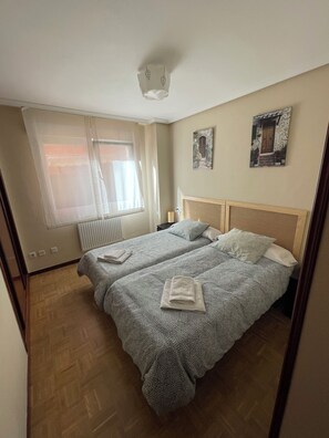 3 makuuhuonetta, työpöytä, silitysrauta/-lauta, vauvan matkasänky