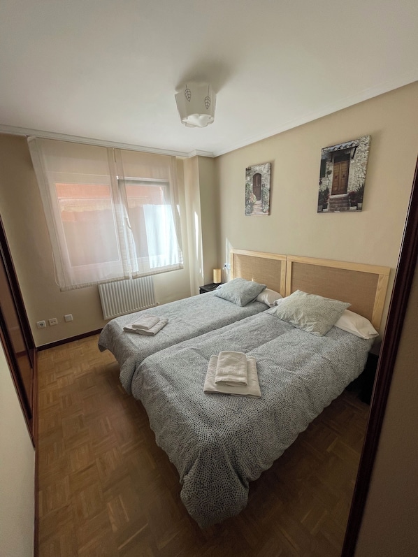 3 makuuhuonetta, työpöytä, silitysrauta/-lauta, vauvan matkasänky