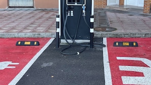 Una colonnina di ricarica con il marchio 'Edison Next' e un cartello sopra.