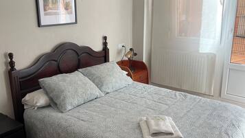 3 bedrooms, desk, iron/ironing board, travel crib