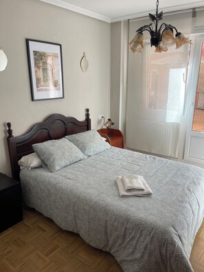 3 bedrooms, desk, iron/ironing board, travel cot