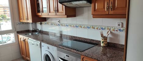 Refrigerador, microondas, horno y parrilla de estufa