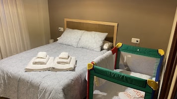 3 soveværelser, skrivebord, strygejern/strygebræt, weekendseng