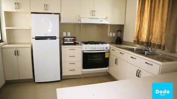 Basic Apartment | Private kitchen | Fridge, microwave