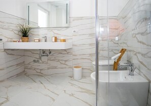 Shower, hair dryer, bidet, towels - Casa la Cycas (Massa Lubrense)