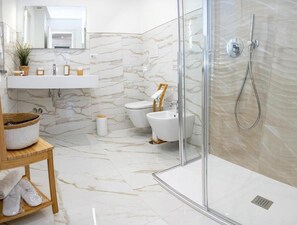 Panoramic-Haus | Badezimmer | Dusche, Haartrockner, Bidet, Handtücher