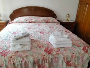 2 camere, una scrivania, ferro/asse da stiro, Wi-Fi gratuito