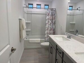 Handtücher, Seife, Shampoo, Toilettenpapier