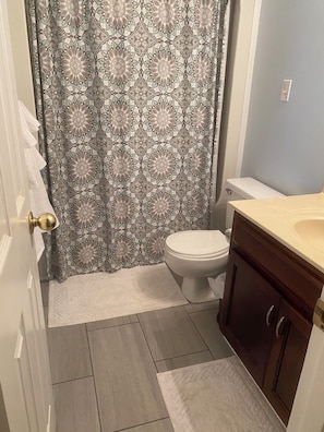 Haartrockner, Handtücher, Seife, Shampoo