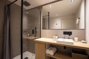 Shower, hair dryer, towels, toilet paper - Duplex Fidji Neuf en Bord de Plage Proche de Tout (SAINT MARTIN)