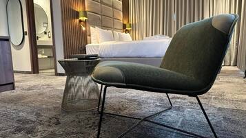 Frette Italian sheets, premium bedding, pillow-top beds, minibar