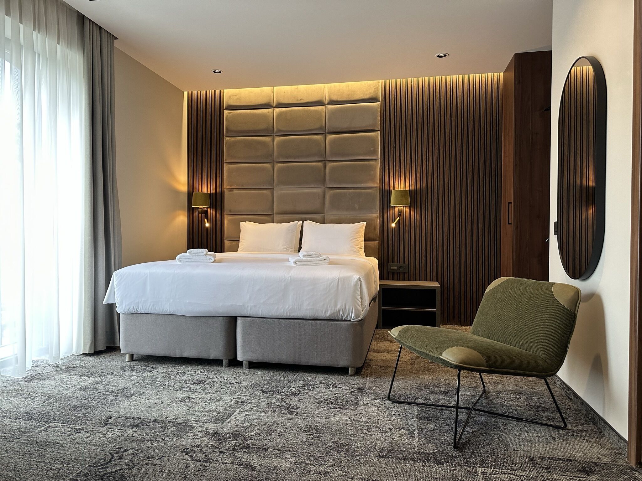 Deluxe-Doppel- oder -Zweibettzimmer, Balkon | Italienische Bettbezüge von Frette, hochwertige Bettwaren