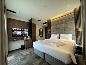 Frette Italian sheets, premium bedding, pillow-top beds, minibar - Chateau MephisKalaki (Kaspi)