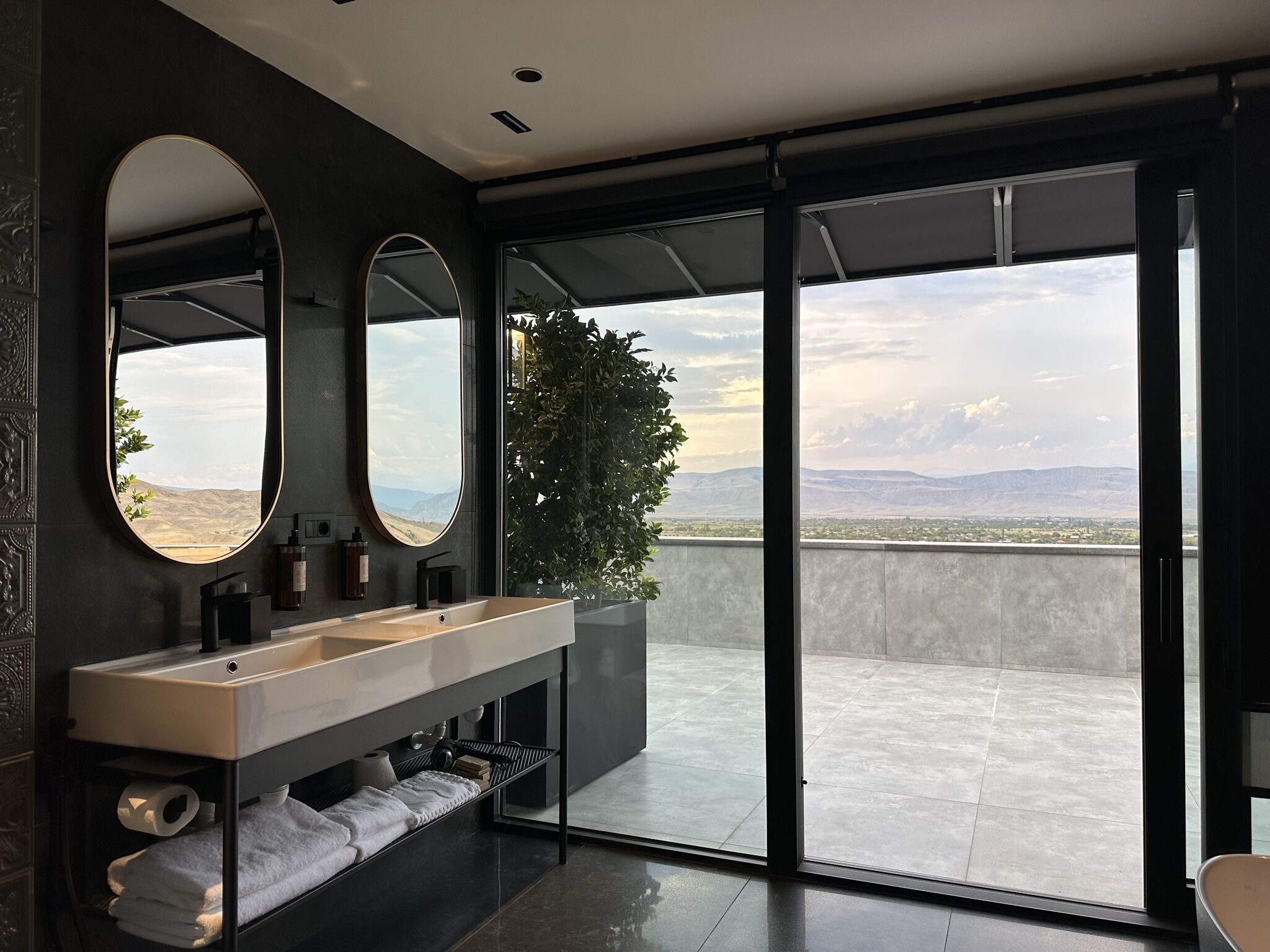 Royal Suite | Bathroom | Rainfall showerhead, free toiletries, hair dryer, bathrobes