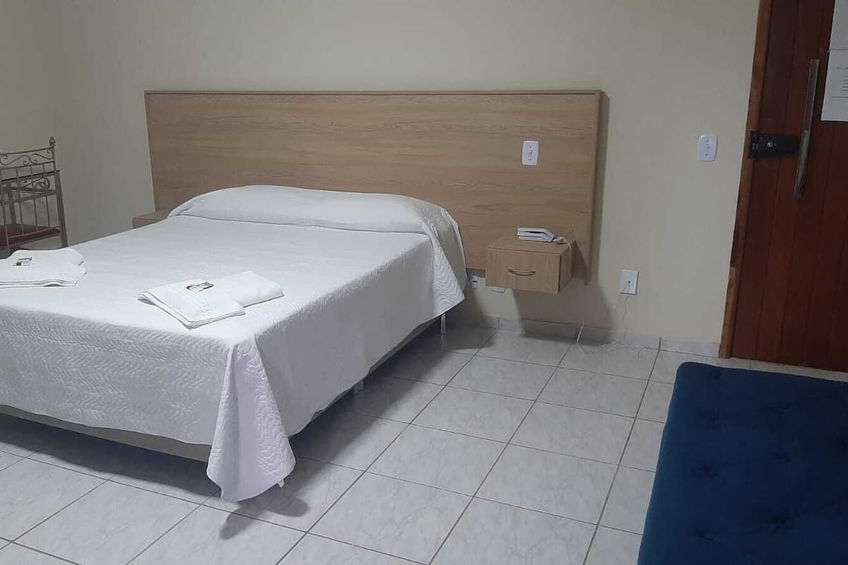 Comfort-Vierbettzimmer, 1 Queen-Bett und Schlafsofa, Nichtraucher, Bergblick | Kostenloses WLAN