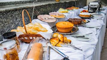 Café da manhã com buffet grátis todos os dias