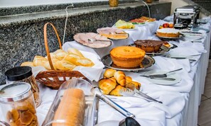 Free daily buffet breakfast - Hotel Recanto da Itália (Centro Nova Friburgo)