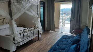 Phòng 4 tiện nghi đơn giản, 1 giường đôi và sofa giường, ban công, quang cảnh thành phố | Truy cập Internet không dây miễn phí