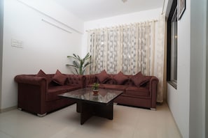 Deluxe Room | Living area | 32-inch flat-screen TV with cable channels