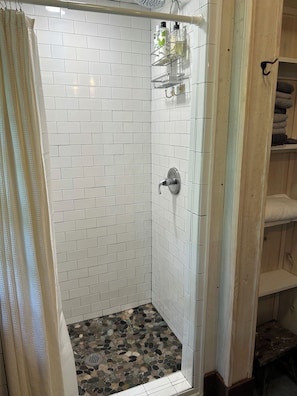 Dusche, Haartrockner, Handtücher, Seife