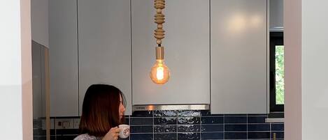 Kjøleskap, ovn, kokeplater og oppvaskmaskin