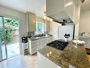 ثلاجة، ميكروويف، فرن، موقد �طهي مسطح