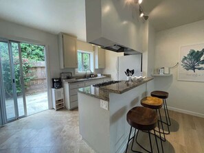 Een koelkast, een magnetron, een oven, een kookplaat