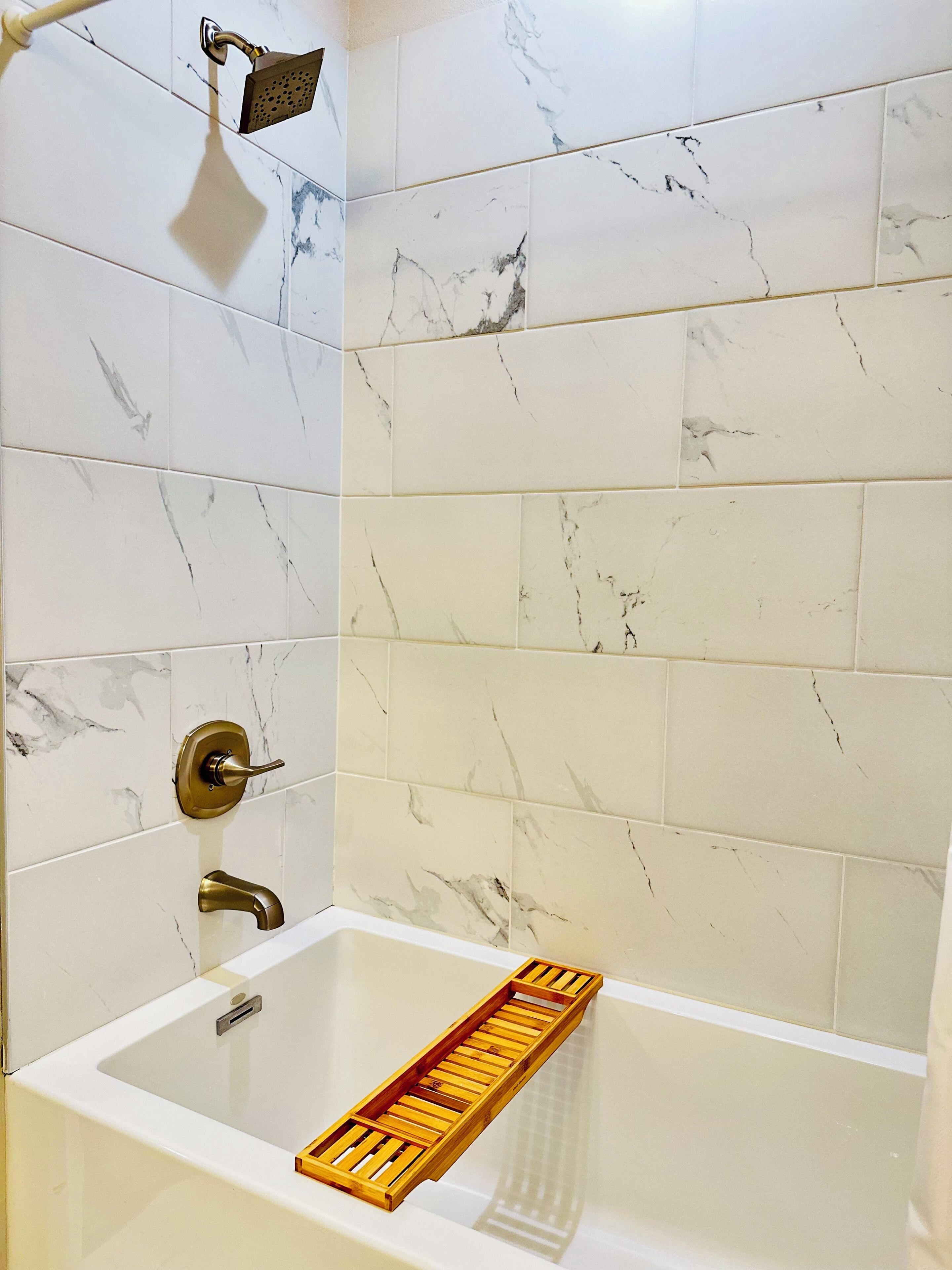 Een douche, een haardroger, handdoeken, zeep