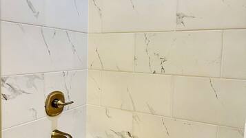 Een douche, een haardroger, handdoeken, zeep