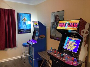 Games room - Large home by the lake perfect for entertaining large groups , lake access key (Canyon Lake)