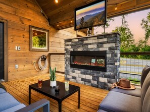 Smart-TV, Kamin, Videospiele, Tischtennisplatte
