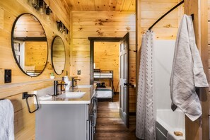 Combined shower/tub, towels