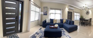 Living area - Beautiful Villa in the cool hills of Ocho Rios overlooking the Caribbean Sea (Ocho Rios)