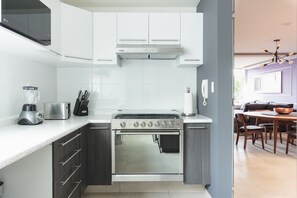 Frigorifero, microonde, forno, piano cottura