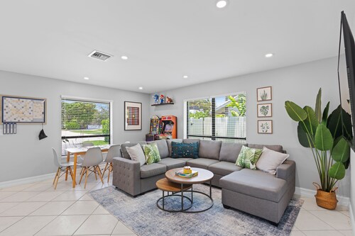 3BR - Mile to Beach -Near FAU - Outdoor Games- Arcades -Coffee Bar- Pet Friendly